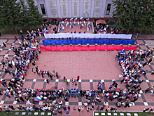 Мэр Иркутска Руслан Болотов принял участие в торжественном митинге в честь Дня Государственного флага России у «Вечного огня»