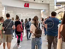 Открытие в Москве магазина H&M попало на видео