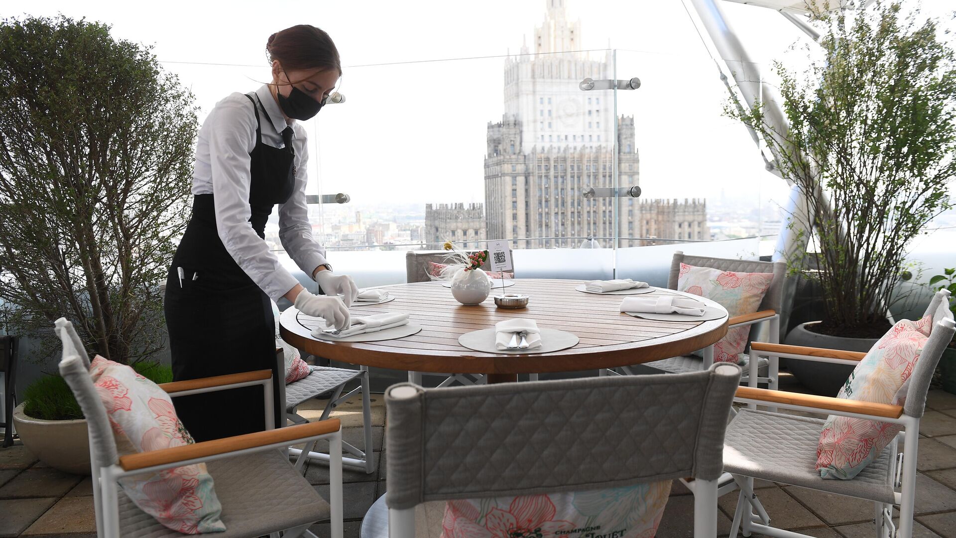 Московских рестораторов попросили закрыть летние веранды из-за шторма