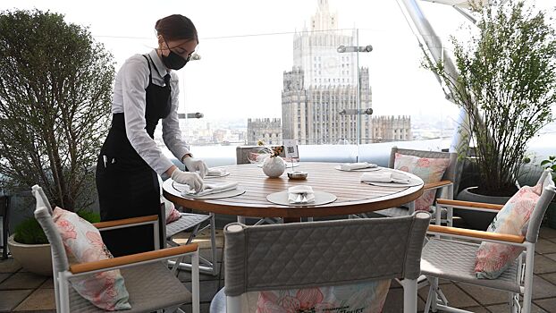 Московских рестораторов попросили закрыть летние веранды из-за шторма