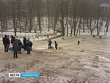 Засыпать горку песком в Центральном парке будут и дальше