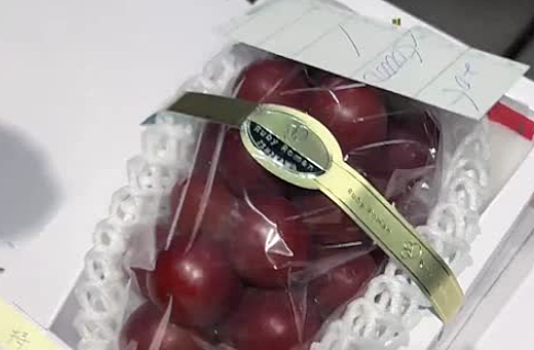 Гроздь винограда продали на аукционе за рекордные 1,4 миллиона йен
