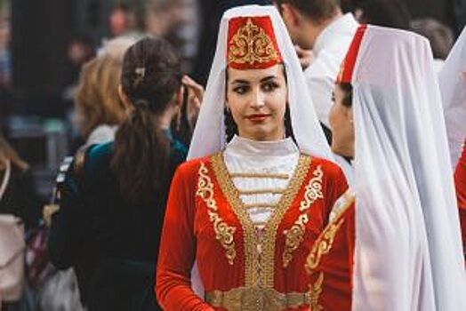 Колорит Кавказа - в Санкт-Петербурге. Казаки и горцы пели и танцевали