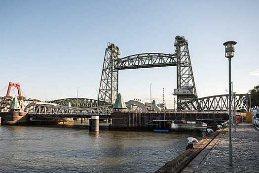В Нидерландах разберут мост XIX века из-за яхты Джеффа Безоса