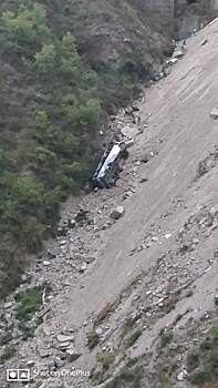 В Индии автобус упал в ущелье