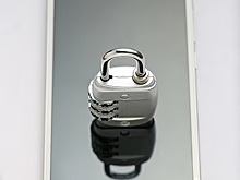 Касперская сравнила переписку в смартфоне с криком на площади