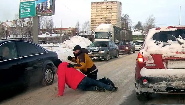 Дорожный конфликт превратился в драку водителей в Петрозаводске. Видео