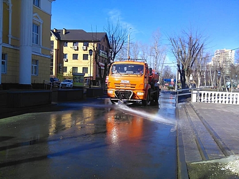 Дороги и тротуары городского округа Щербинка промыли от пыли и грязи специальным моющим средством