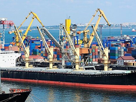 В петербургском порту сняли с мели сухогруз