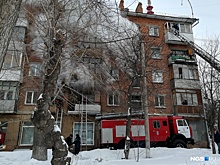 Рядом с площадью Маркса загорелась пятиэтажка: хозяин горящей квартиры сбежал от огня на балкон