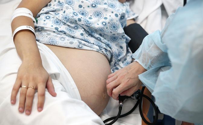 Где рожать будем? 140-тысячный уральский город взбудоражен новостью о закрытии роддома