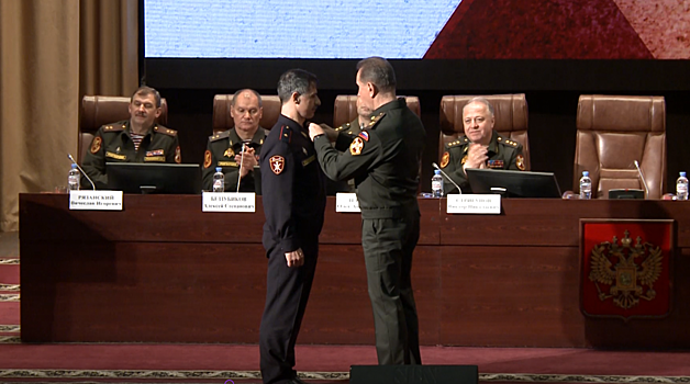 Золотов наградил Макарова медалью «Генерал армии Яковлев»