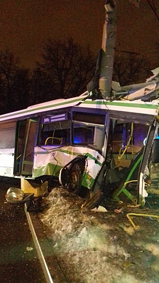  Как видно на кадрах с мета происшествия, столб буквально разорвал переднюю часть транспортного средства пополам