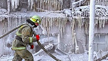 Загорелся ледяной замок: кадры борьбы с огнем в мороз 37 градусов
