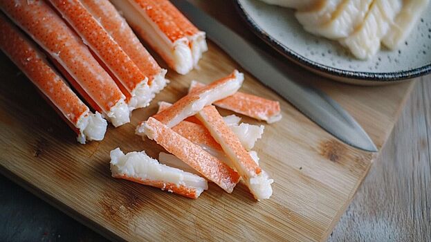 Эксперт предупредил об опасности крабовых палочек