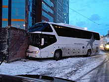 Туристический автобус влетел в кирпичную пристройку в Петербурге - видео