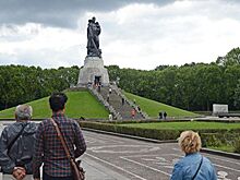Делегации восьми стран возложили цветы в Трептов-парке