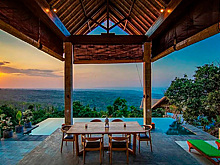 Показано убранство самой востребованной среди туристов роскошной виллы на Бали