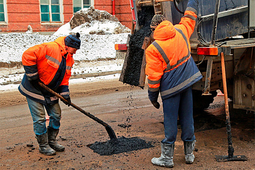 Асфальтобетоном залатают дыры на дорогах Новосибирска