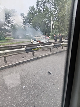 Автомобиль такси загорелся после ДТП в Новокузнецке
