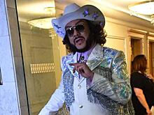 «Турандот» его души»: фотограф Пугачевой запечатлел Киркорова в стильном костюме и кепочке с Нетребко