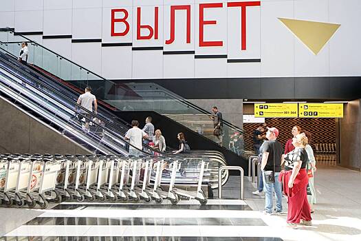 В аэропортах Москвы произошла массовая задержка и отмена рейсов