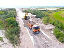 В Янтарном начали строить съезд к морю для машин с лодочными прицепами