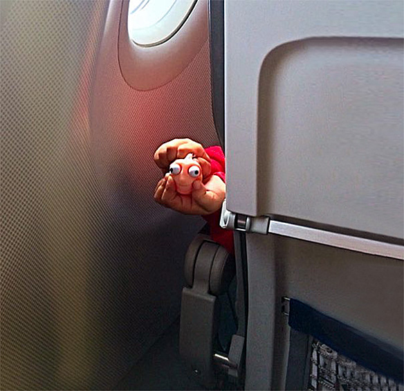 Если вашим же рейсом летит непоседливый ребенок, будьте уверены, он будет сидеть по соседству.