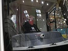 В Екатеринбурге представили обновлённый низкопольный трамвай с подсветкой сидений и USB