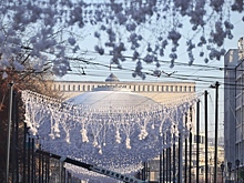 Огромными шарами и новогодними гирляндами украшают Новосибирск к 1 декабря-2022