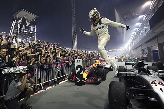 F1: Хэмилтон побеждает в дождевой гонке Гран-при Сингапура