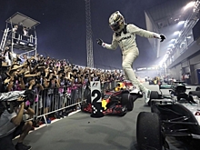 F1: Хэмилтон побеждает в дождевой гонке Гран-при Сингапура