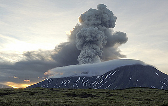 Опубликованы кадры выброса пепла вулканом Крашенинникова