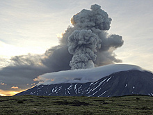 Опубликованы кадры выброса пепла вулканом Крашенинникова