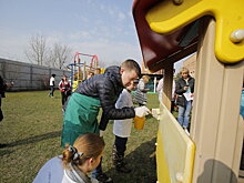 Сергей Юров и Игорь Брынцалов покрасили деревянный домик на площадке в детдоме Балашихи