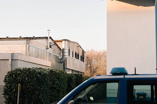 В немецком городе неизвестные забросали камнями трамвай и подожгли баррикаду