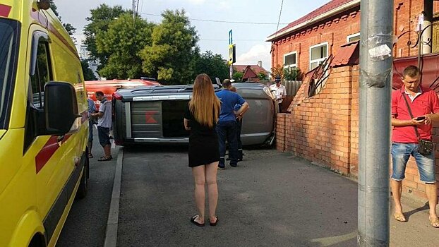 В центре Краснодара автомобиль сбил насмерть пенсионерку, стоящую на тротуаре
