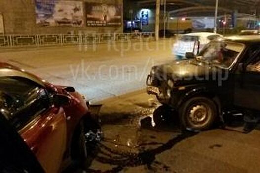 На ул. Краснодарской в Красноярске «Нива» протаранила иномарку