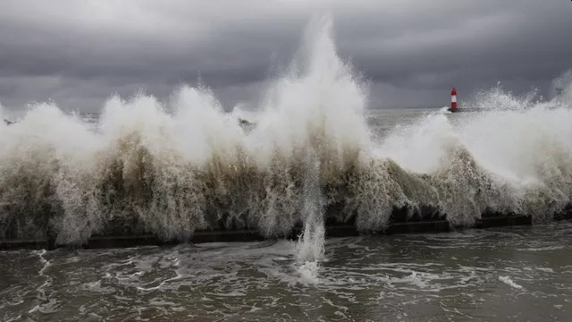 В Сочи на пляже во время шторма обнаружили тело мужчины