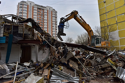 Нелегальное летнее кафе демонтировали в Рязанском районе