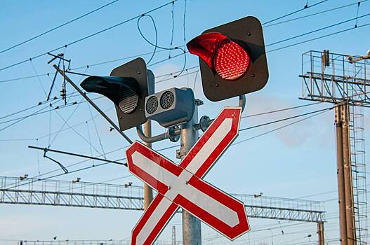 Пассажирский поезд врезался в мусоровоз в российском регионе