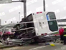 Маршрутка с пассажирами опрокинулась на трассе в Москве и попала на видео