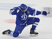 Никита Гусев получил памятную награду за достижение 250 шайб в КХЛ