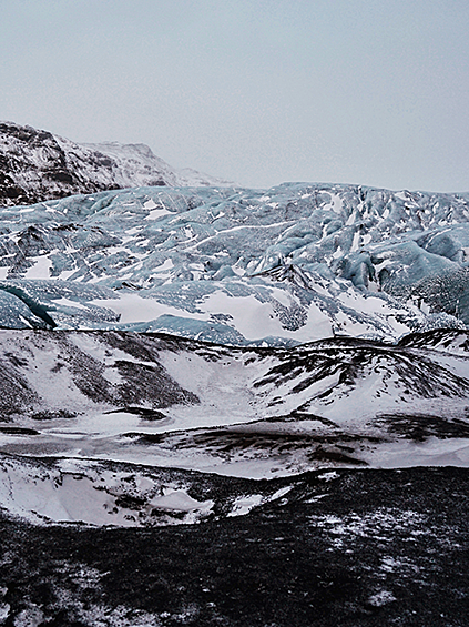 Однажды туристы из Китая написали в исландскую газету, что ледник Соульхеймажкютль грязный и его необходимо «помыть». Их разочаровало, что на поездку ушло много денег, а «грязь» испортила все фотографии. Жалоба со словами «Помойте свой ледник», которую, конечно, опубликовали, стала поводом для нескончаемых шуток про китайцев.