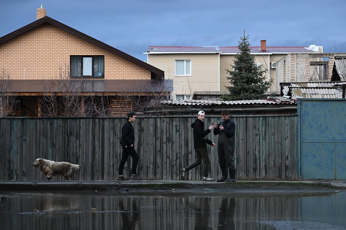 В российском городе началась эвакуация после перелива воды через дамбу