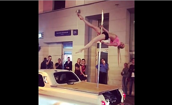 Ночные танцы на шесте возмутили жителей Патриарших