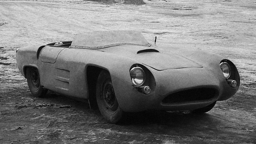 Проект МАЗ-1500 был весьма необычным, так как Минский автомобильный завод специализировался на грузовиках. Тем не менее, его инженеры разработали экспериментальный спортивный автомобиль для демонстрации собственного технического потенциала и возможностей предприятия. Автомобиль имел оригинальную конструкцию. Под стеклопластиковым кузовом скрывалась стальная пространственная рама. Спорткар оснащался мощным мотором и оригинальной ходовой частью без унификаций. Внешне МАЗ-1500 напоминал культовый Mercedes-Benz 300 SLR, но в отличие от немецкого спорткара в гонках, увы, не блистал.