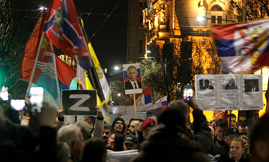 Участники народного митинга в поддержку России в Белграде