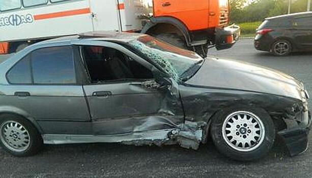 На ул. Емельянова столкнулись BMW и Volkswagen, есть пострадавшие (фото)