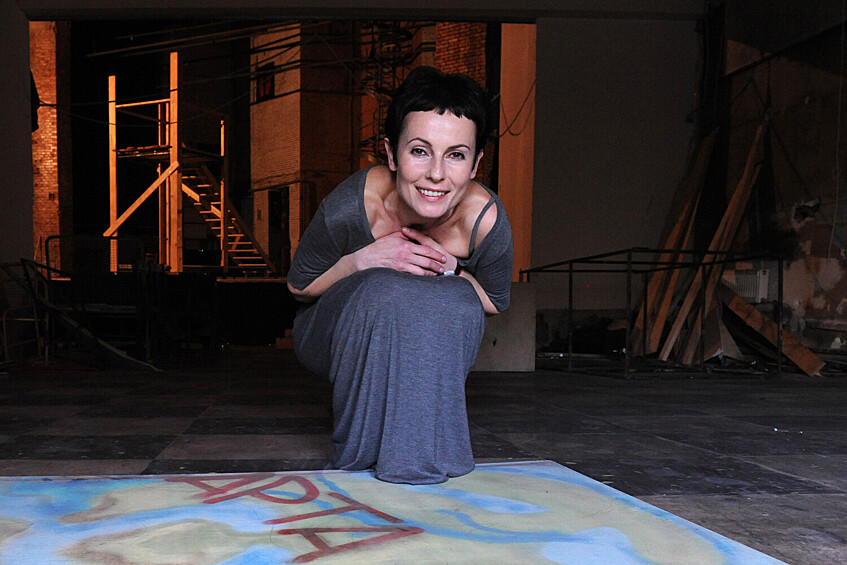 Директор театра Романа Виктюка актриса Ирина Апексимова на сцене в Москве, 9 августа 2012 года